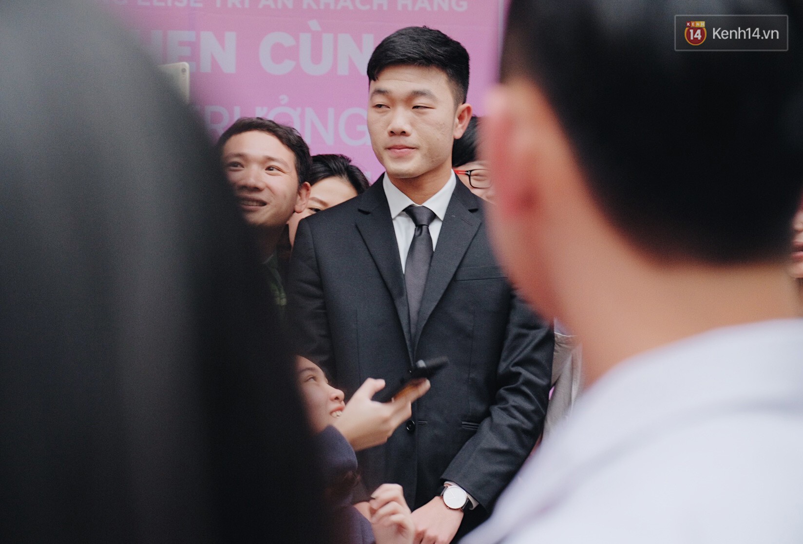 Xuân Trường đẹp trai như idol Hàn, bị fan vây kín khi tham gia sự kiện